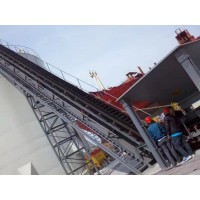 供應大傾角皮帶輸送機 爬坡式快速上料 裙邊擋板防撒料