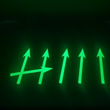 夜光鋁片小箭頭 蓄光自發(fā)光箭頭導(dǎo)向標(biāo)識(shí) 鋁板發(fā)光不用電箭頭