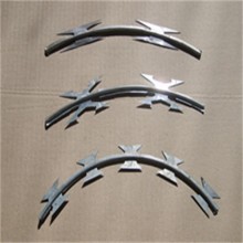 山東現貨高鐵刺絲滾籠廠家供應煙臺不銹鋼防爬刺網濟南高鋅防銹防