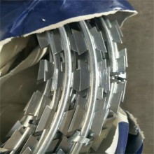 河南現貨高鐵刺絲滾籠廠家供應新鄉圍墻防爬刺網開封防盜刺網