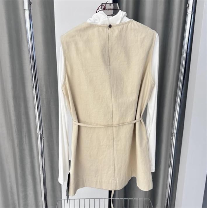 溫碧霞自創(chuàng)IRENENA服裝無(wú)袖收腰韓系小上衣