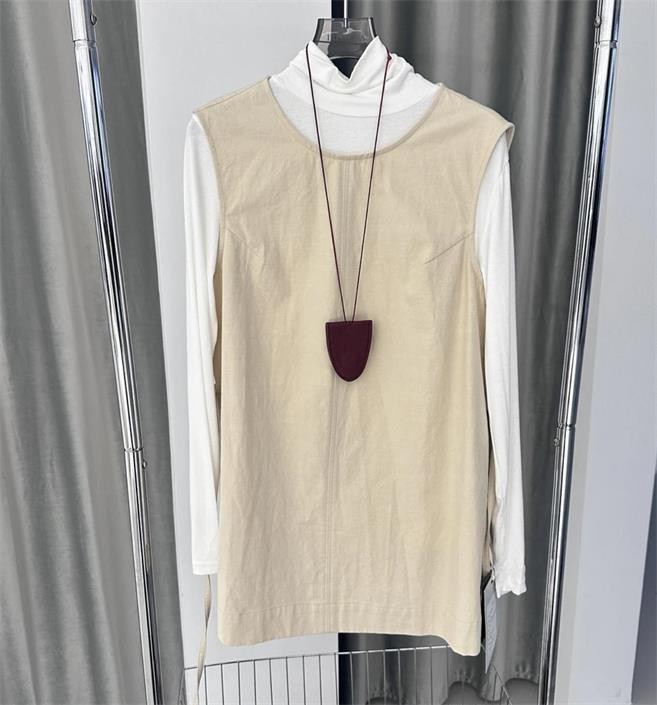 溫碧霞自創(chuàng)IRENENA服裝無(wú)袖收腰韓系小上衣