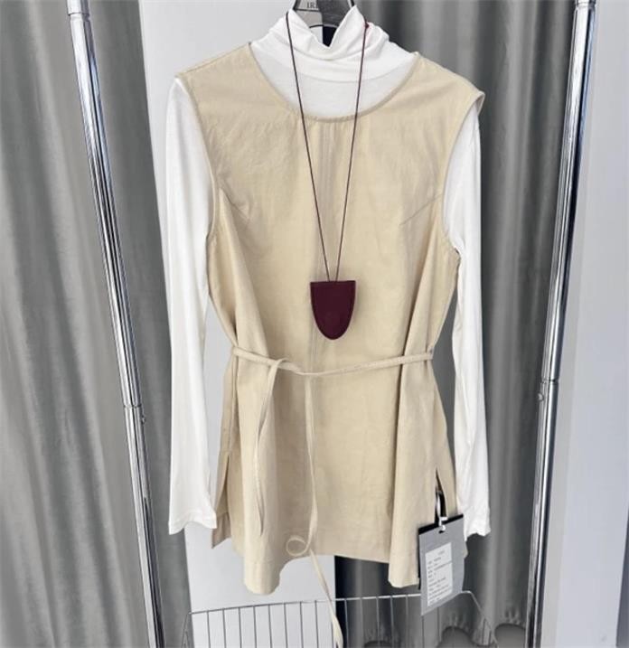 溫碧霞自創(chuàng)IRENENA服裝無(wú)袖收腰韓系小上衣